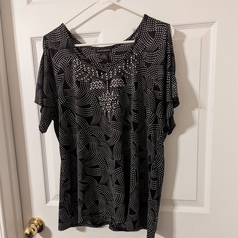 Women's short sleeve shirt w/ open shoulders, white dots, Size XL $12.